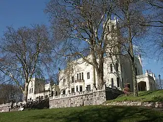 Вид замка в начале весны