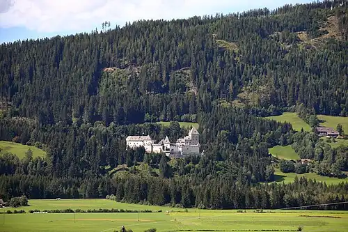 Замок на фоне горы