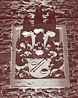 Родовой герб на стене замка