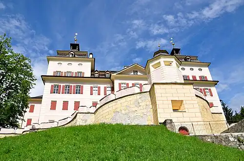 Главный фасад с южной стороны