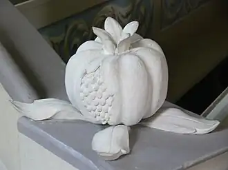 Гранат на кирхе в немецком городе Айзенберг