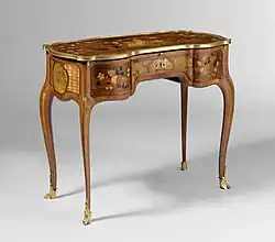 Туалетный столик с ножками кабриоль. 1760-е гг. Мастерская Ж.-Ф. Эбена, Париж