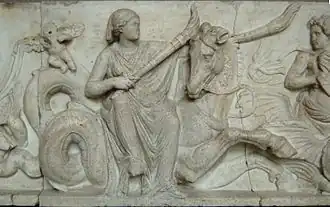 Дорида верхом на гиппокампусе освещает двумя факелами свадебную процессию Посейдона и Амфитритыскульптурная группа, конец II века до н. э., Мюнхен, Глиптотека