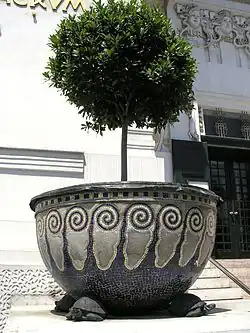 Садовый горшок с ножками в виде черепах