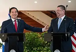 Госсекретарь Рубио с президентом Коста-Рики Родриго Чавесом Роблесом в Сан-Хосе.