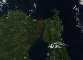 Бухта Невельского — в центре снимка