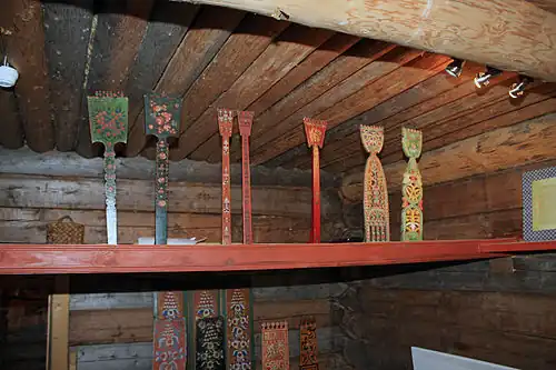 Потолок из бревенчатого наката в избе