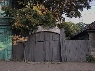 Ворота у дома на углу улицы Сен-Симона и Кольцовского переулка на Адмиралтейской косе