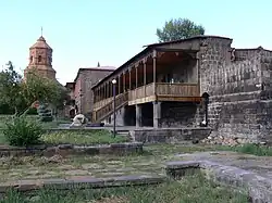 Вид с торца, позади Музей народной архитектуры и быта, а также Собор Святых Мучеников