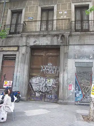 Заброшенный вход в дом герцогини Суэка в комплексе Дворца герцога Альба в Мадриде. В сериале является главным входом в Министерство времени