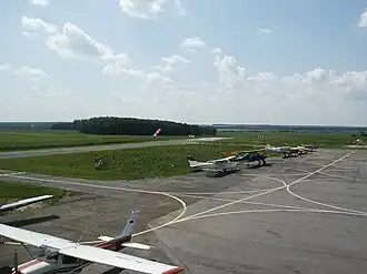 ВПП, стоянка самолётов и рулёжные дорожки — вид с пункта управления воздушным движением. Ближняя — РД-1, дальняя — РД-2