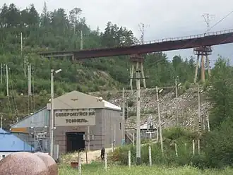 Северомуйский тоннель, восточный портал(сверху — объездной мост)