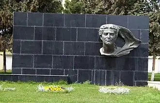 Монументальный обелиск Севиль Газиевой в парке, носящем её имя в Баку