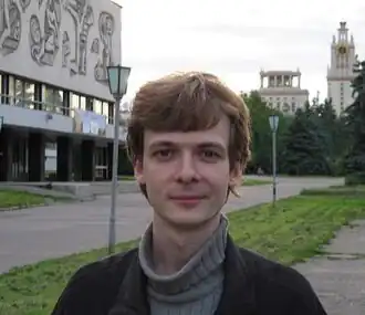 Сергей Шабуцкий возле 1-го гуманитарного корпуса МГУ. Июнь 2005 г.