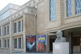 Здание театра в 2015 году. На переднем плане — бюст Сабита Рахмана