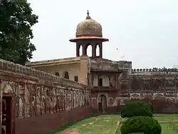 Минарет на углу западной стены террасы второго уровня