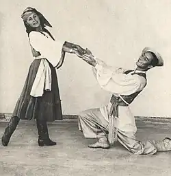 Танцует с Магазовой «Смуглянку»