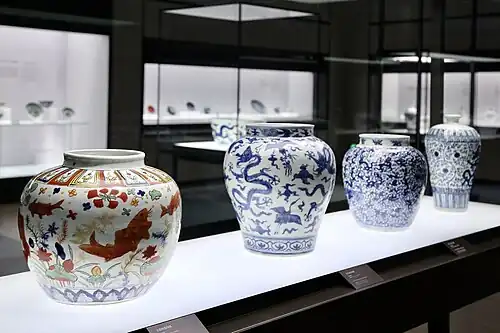 Витрина в отделе древней керамики в Восточном филиале Шанхайского музея.