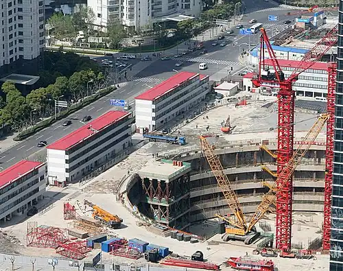 Строительство подземных этажей (апрель 2010)