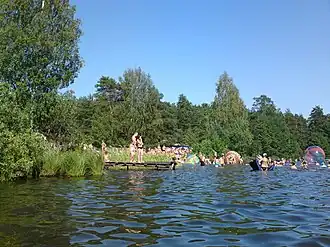 Место отдыха на берегу озера