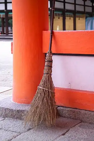 Метла из ветвей дерева или кустарника