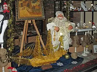 Витрина сувенирного магазина перед Рождеством. Таллин, 2008 год