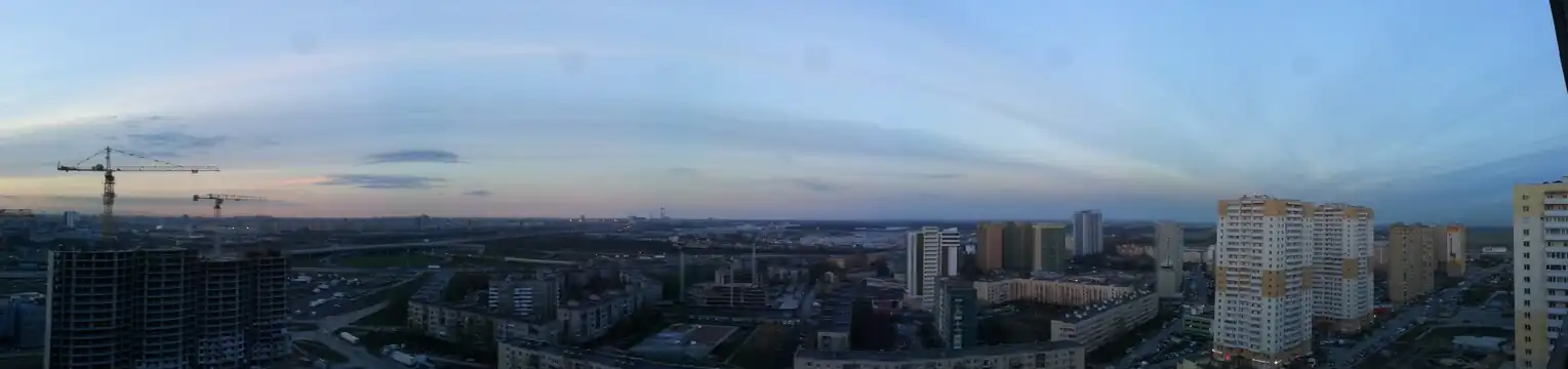 Панорама пос. Шушары. Видны (слева направо): развязка КАД, старые Шушары, церковь, улица Вишерская. 2015 год