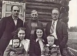 Депортированные эстонцы в Красноярском районе, 1953 год. Во втором ряду справа искусствовед Виллем Раам