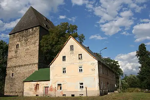 Башня и прилегающий дом