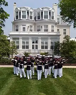 Показательный взвод (Silent Drill Platoon) показывает своё мастерство перед домом командующего Корпуса морской пехоты в Вашингтоне