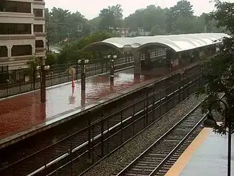 Островная платформа станции Красной линии метро