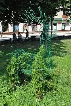 Зелёные фигуры-олени