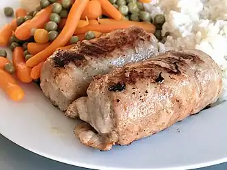 Два славинка на фоне гарнира