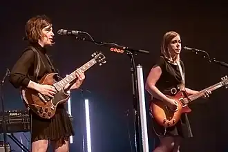 Sleater-Kinney выступает в 2019 году. Слева-направо: Браунстин, Такер.