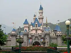 Замок в гонконгском Диснейленде.