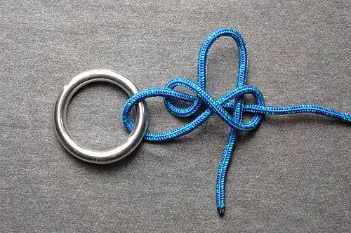 Незатянутый развязываемый лисель-галсовый узел на рыме