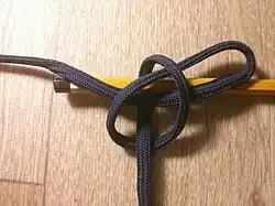 Развязывающийся самозатягивающийся узел,  Slipped Half Hitch.Штык на рангоуте . Лучше, как штык, чем полуштык.