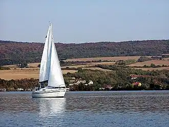Водохранилище Сльнява, на заднем плане — горы Поважски-Иновец. 27 сентября 2003 года.