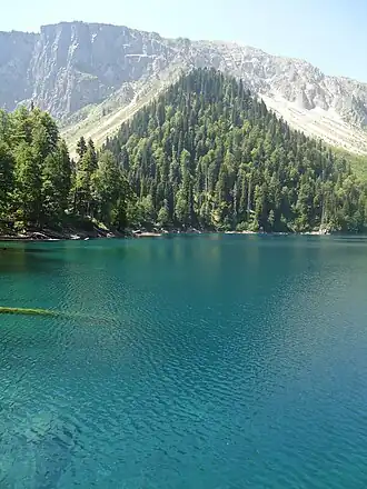 Озеро Малая Рица. На заднем плане гора Пшегишхва.