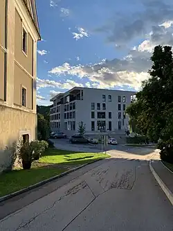 Здание "Шмарьски Храм",  где находятся мэрия, отдел соцстрахования и жилые апартаменты.