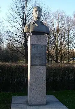 Бюст В. А. Смирнова. 1983 г.,ск. Н. С. Кочуков,арх. Ф. А. Гепнер