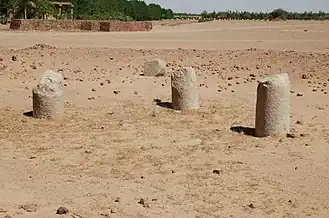 Месторасположение церкви на холме С видно по шести остаткам гранитных колонн.