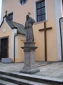 Памятник Феликсу де Валуа перед монастырской трапезной в городе Соколов (Чехия)