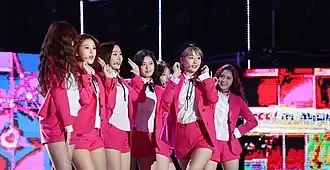 Sonamoo в сентябре 2016
* Слева направо: Сумин, Хай.Ди, Минчжэ, Ди.Эна, Ыйджин, НьюСан и Нахён