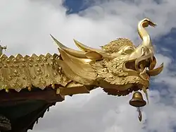 Чивэнь на конце конька крыши