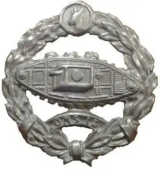 Значок на фуражке бронетанкового корпуса времён Второй мировой войны