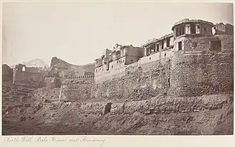 Южная стена кабульской крепости и здание британского резидентства.