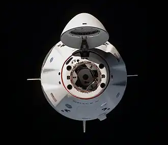 Crew Dragon причаливает к МКС.