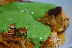 Соус из петрушки и мяты на курице