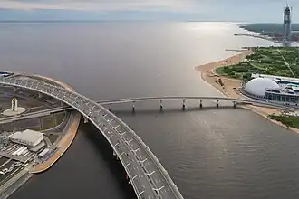 Слева — эстакада ЗСД, справа — Яхтенный мост